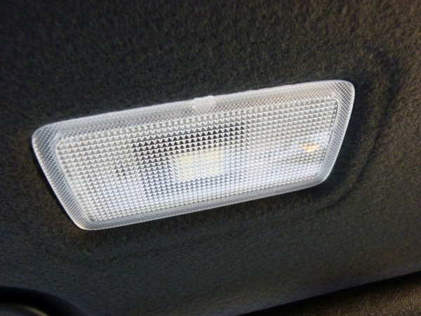 愛車トヨタノア80系のルームランプとライセンスランプをLED化しました！