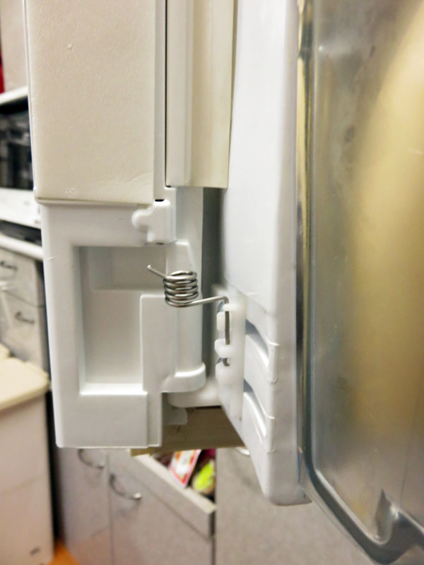 【DIY】東芝冷蔵庫GR-B50Fのドア開閉用スプリングが破損する！
