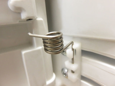 【DIY】東芝冷蔵庫GR-B50Fのドア開閉用スプリングの破損！