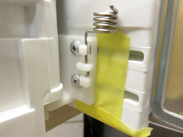 【DIY】東芝冷蔵庫GR-B50Fのドア開閉用スプリングが破損する！