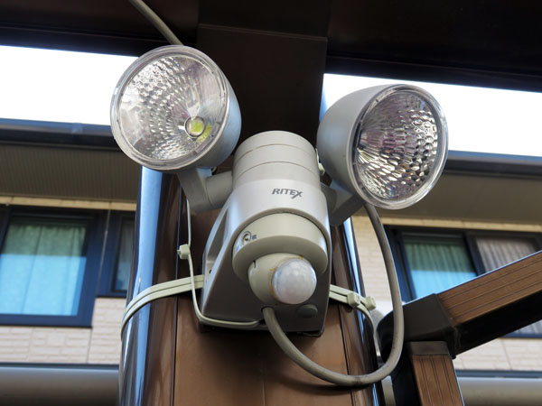【DIY】ソーラー式LEDセンサーライトをガレージに取り付ける！