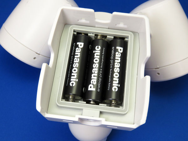ソーラー式LEDセンサーライトの電池をエネループに入れ替える